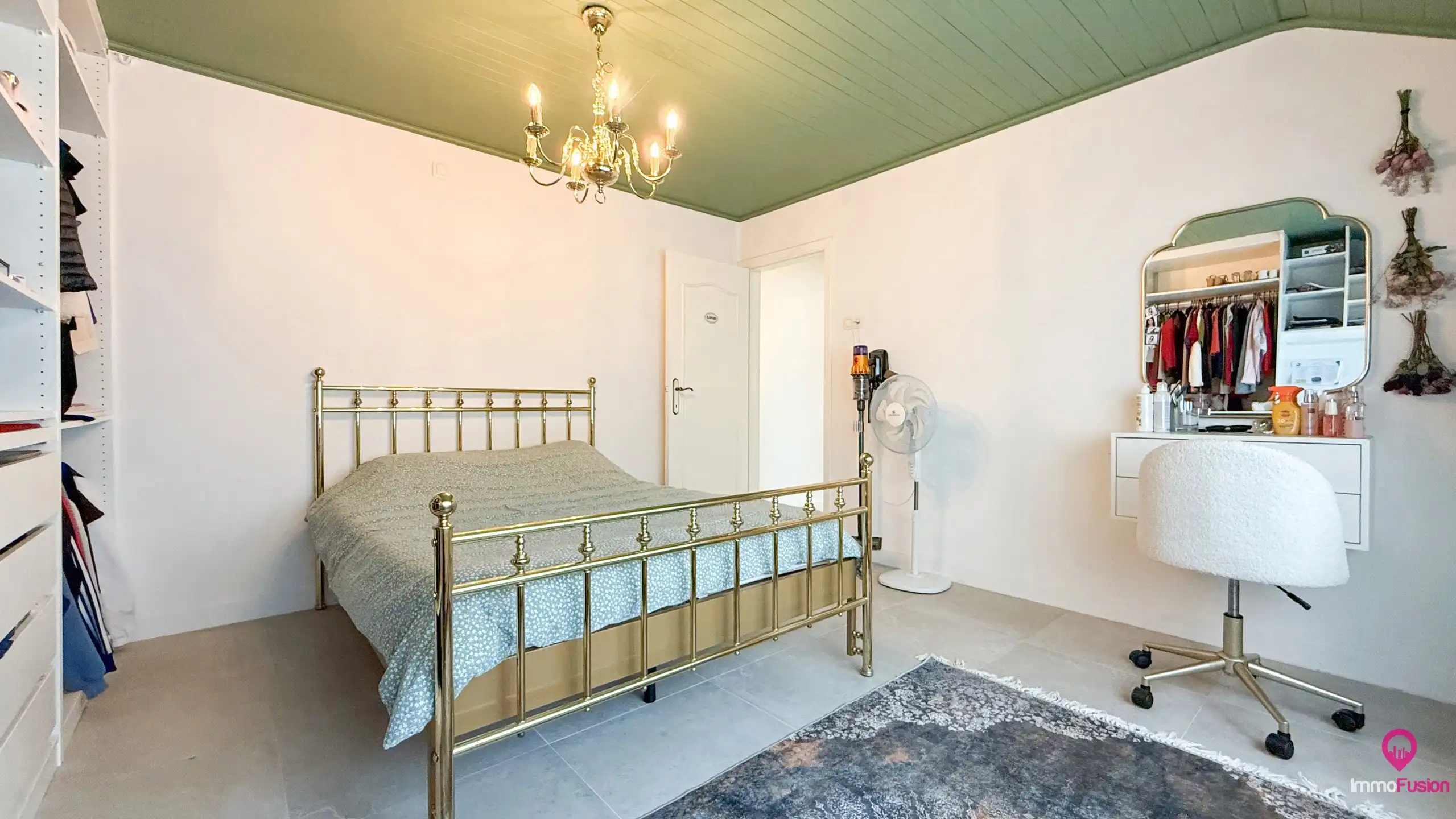 Ruime gerenoveerde gezinswoning met 4 slaapkamers op perceel foto 53