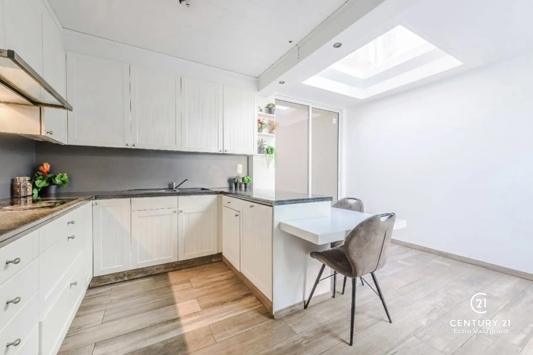 Ruime, gerenoveerde woning met 4 slpk en stadstuin foto 22
