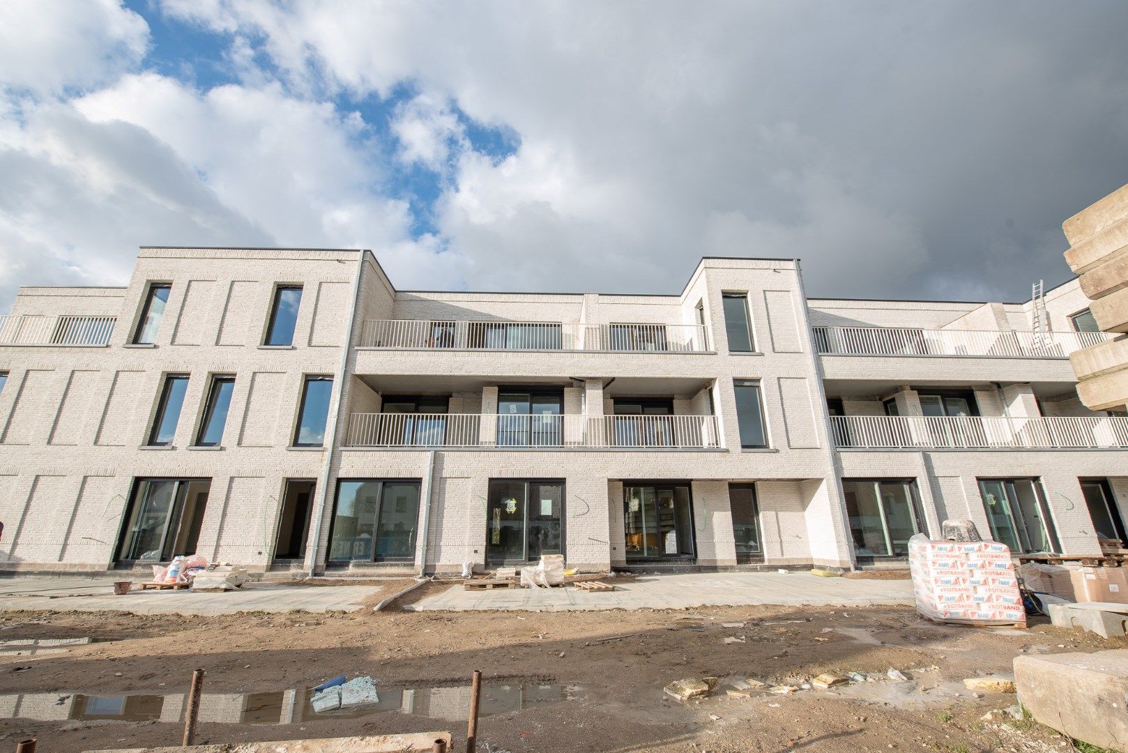 Mooi nieuwbouwappartement met terrassen voor- en achteraan foto 2