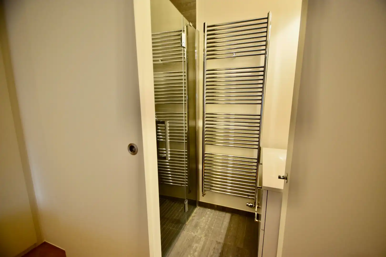 Hedendaags appartement genietend van zijdelings zeezicht, vlakbij de zee. foto 9