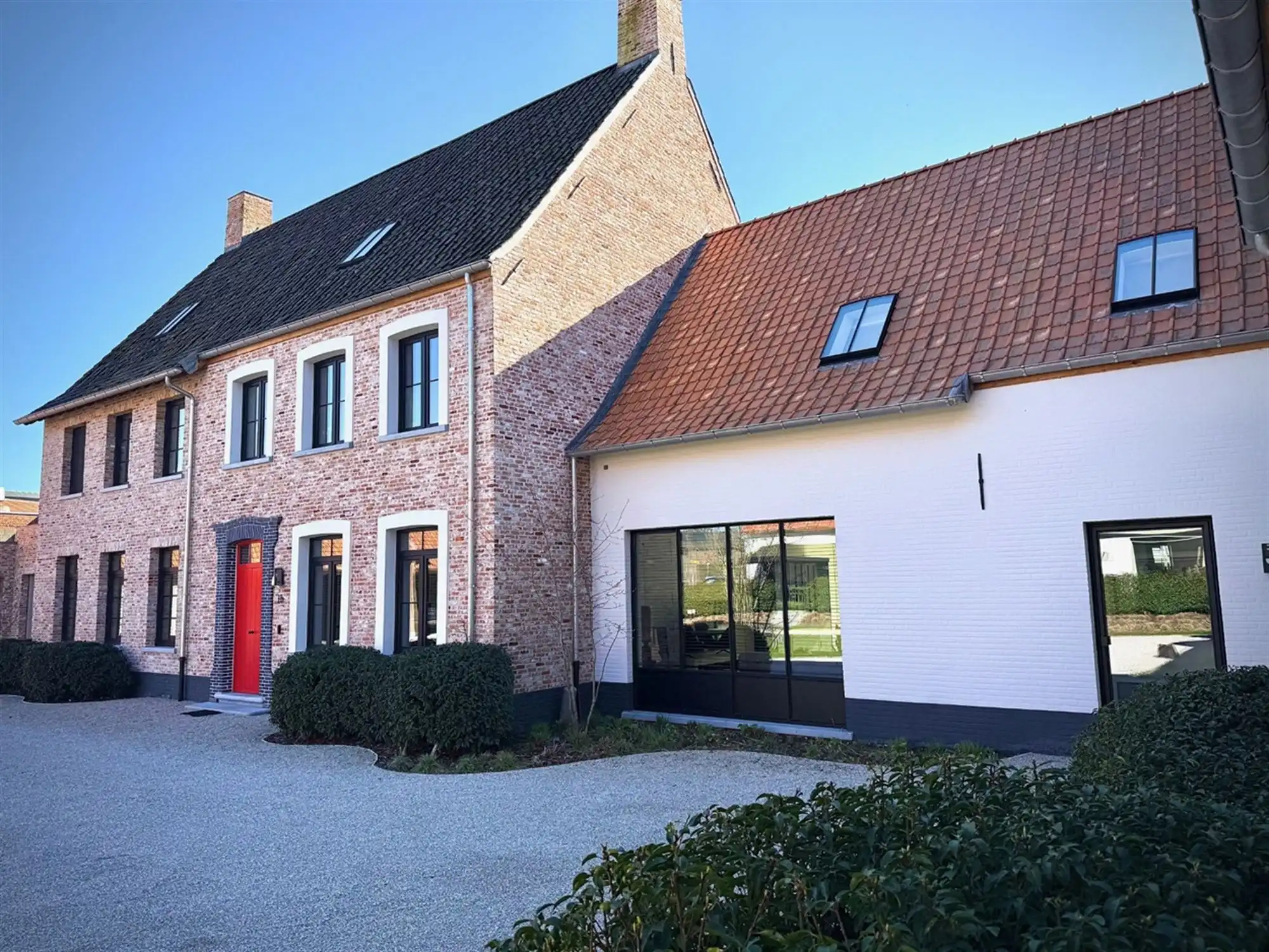 Instapklare DORPSWONING met 3 SLAAPKAMERS, TUIN/TERRAS, GARAGE & grote KELDER foto 3