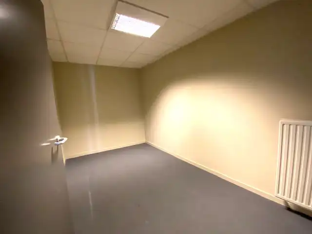 Handelsruimte  (+-160m²) met 6 autostaanplaatsen centrum Geel. foto 10