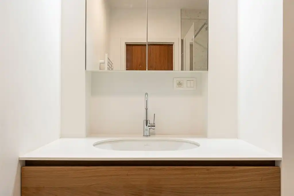 Instapklaar tweeslaapkamerappartement met garage foto 12