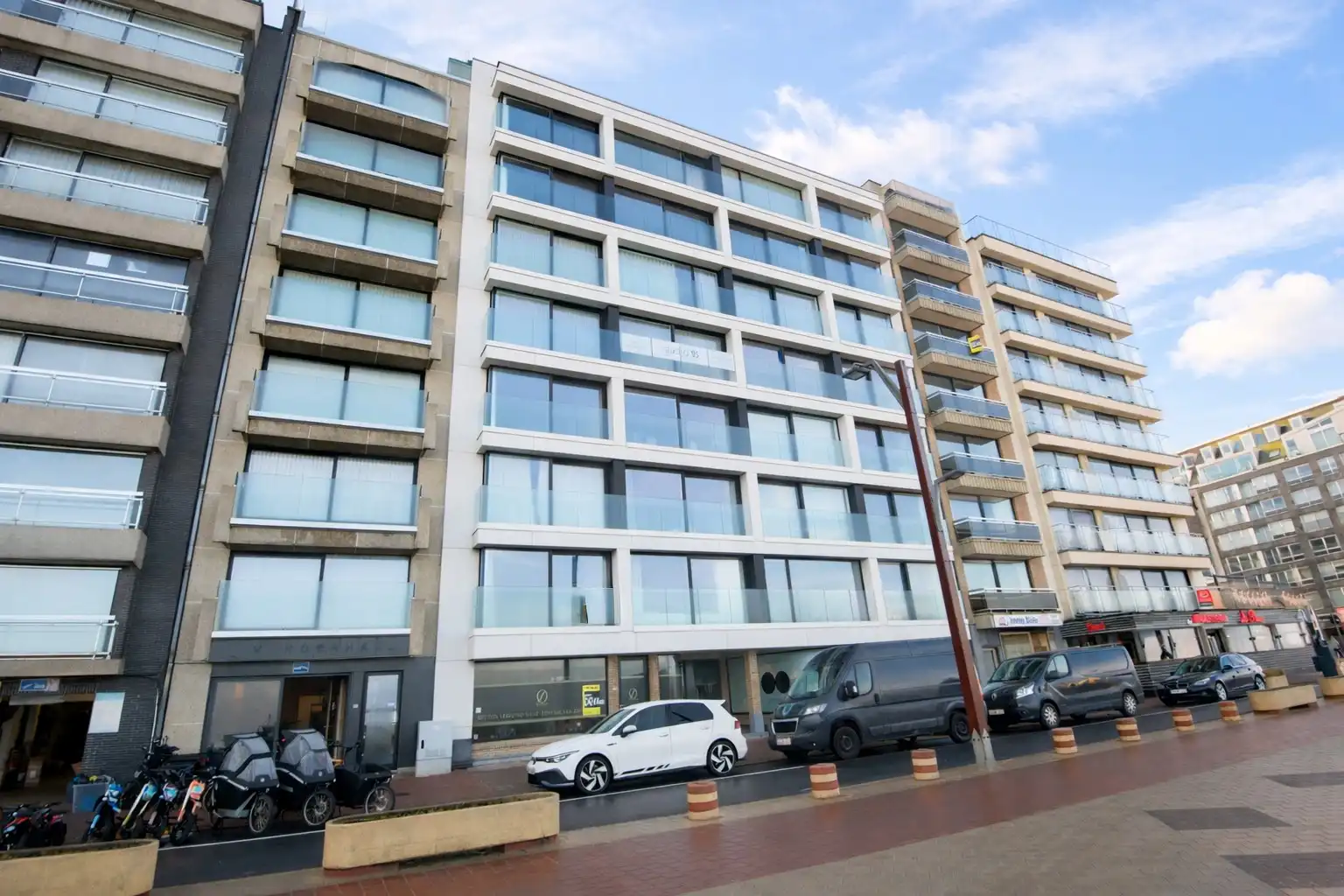 Handelsgelijkvloers op de zeedijk vlakbij het Lichttorenplein foto 7