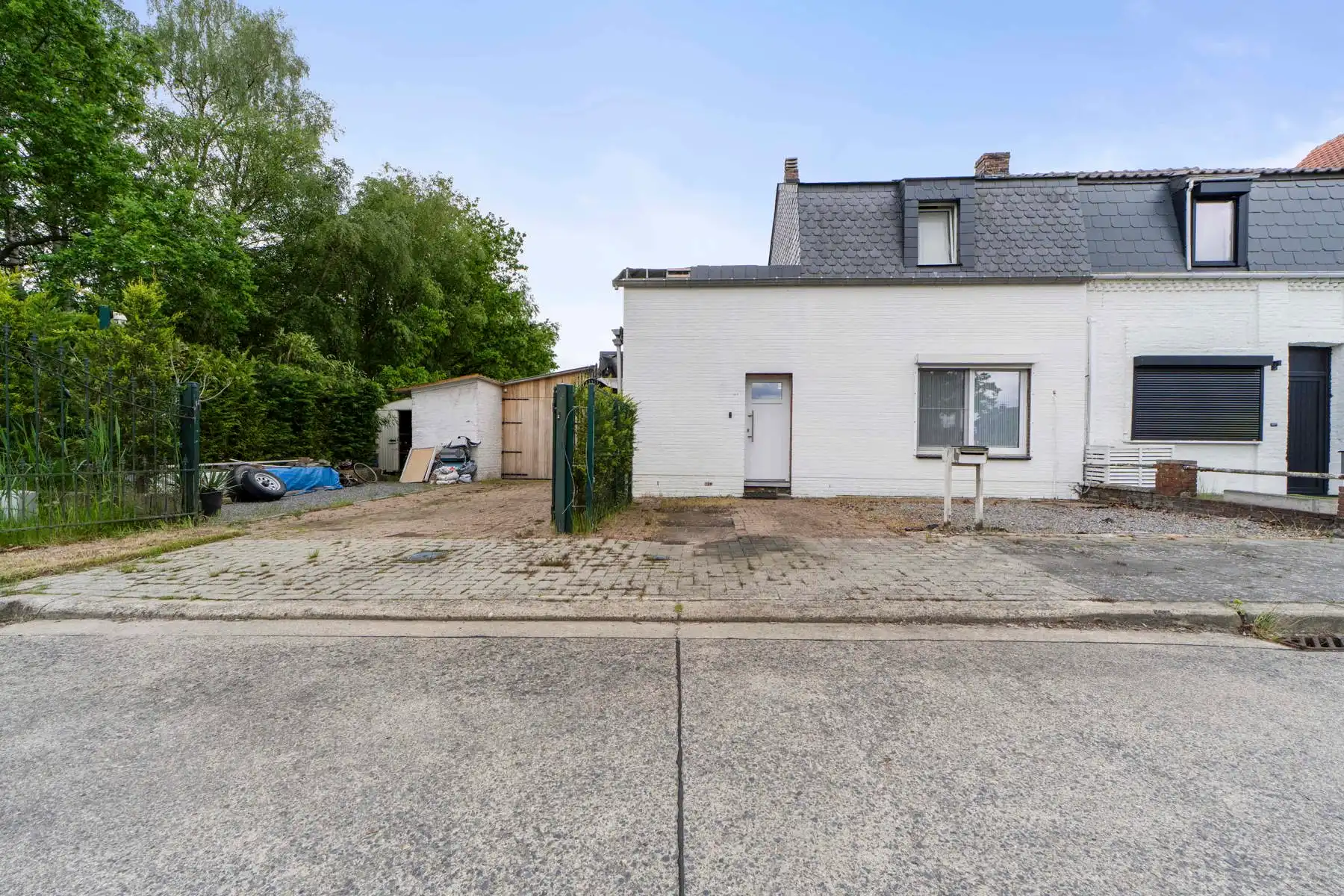 Stijlvolle, instapklare woning met moderne afwerking en gezellige tuin in Genk foto 3