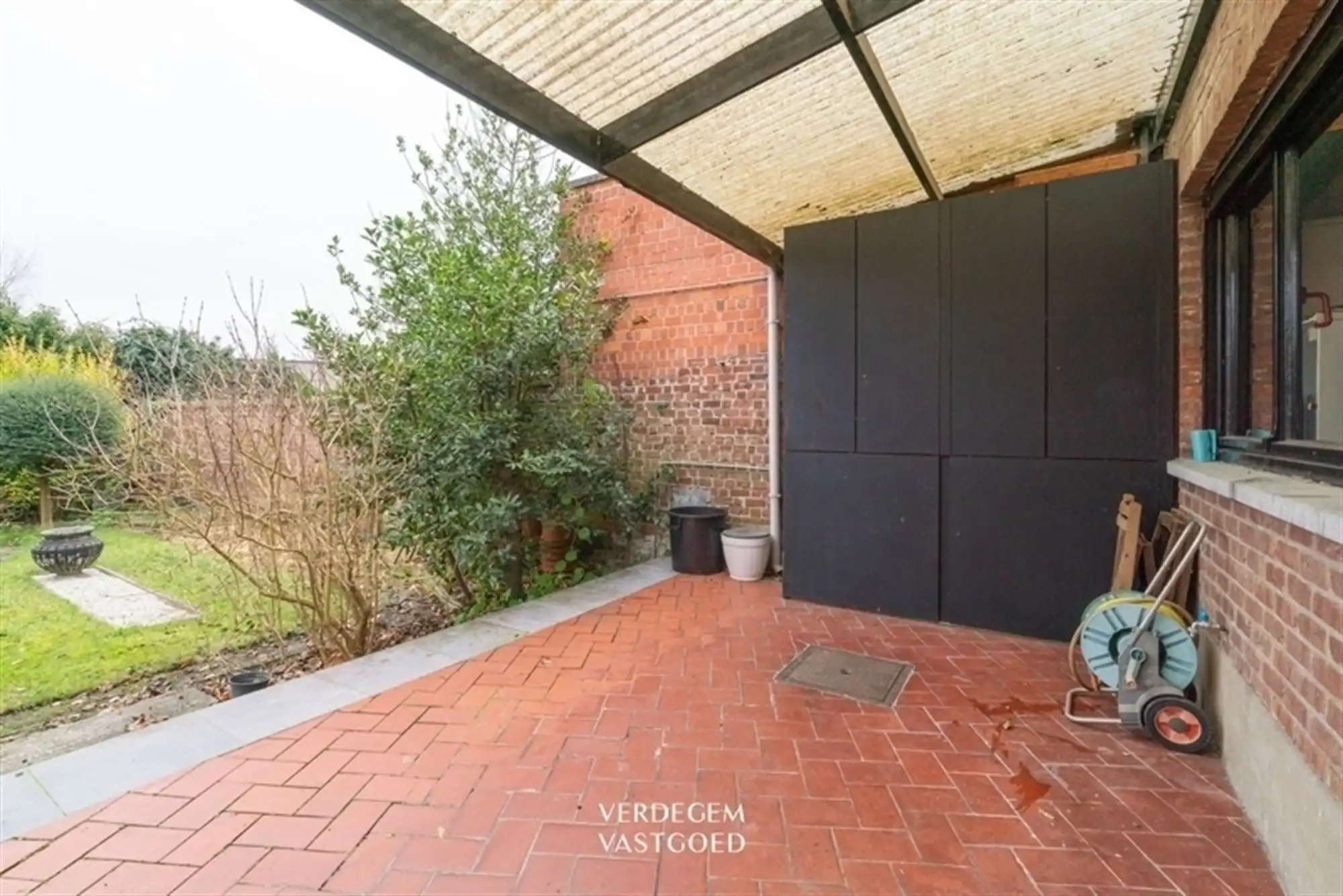 Architecturale woning met meerdere slaapkamers, garage en prachtige tuin foto 26