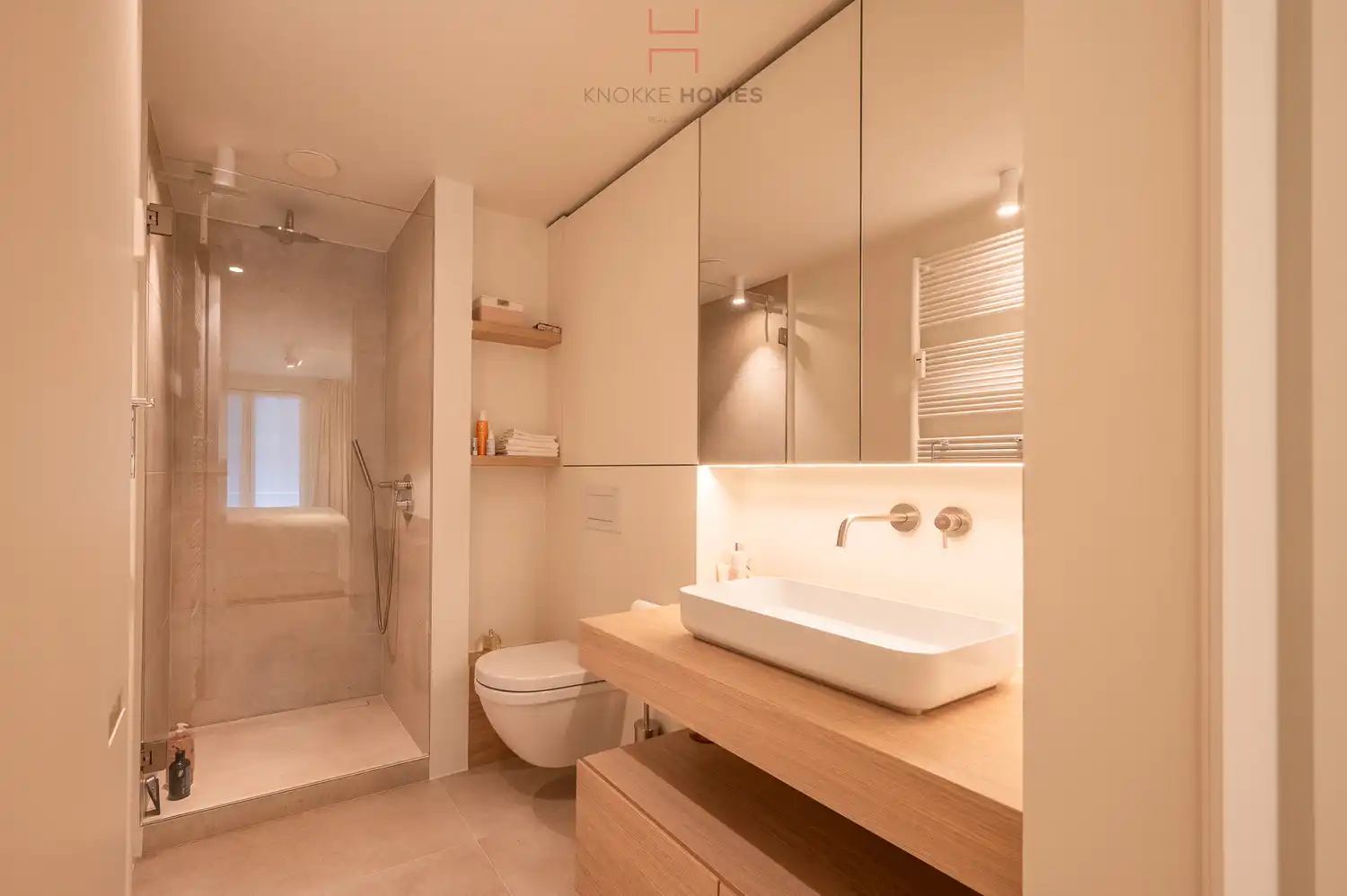 Prachtig gerenoveerd appartement met frontaal zeezicht in Duinbergen foto 12