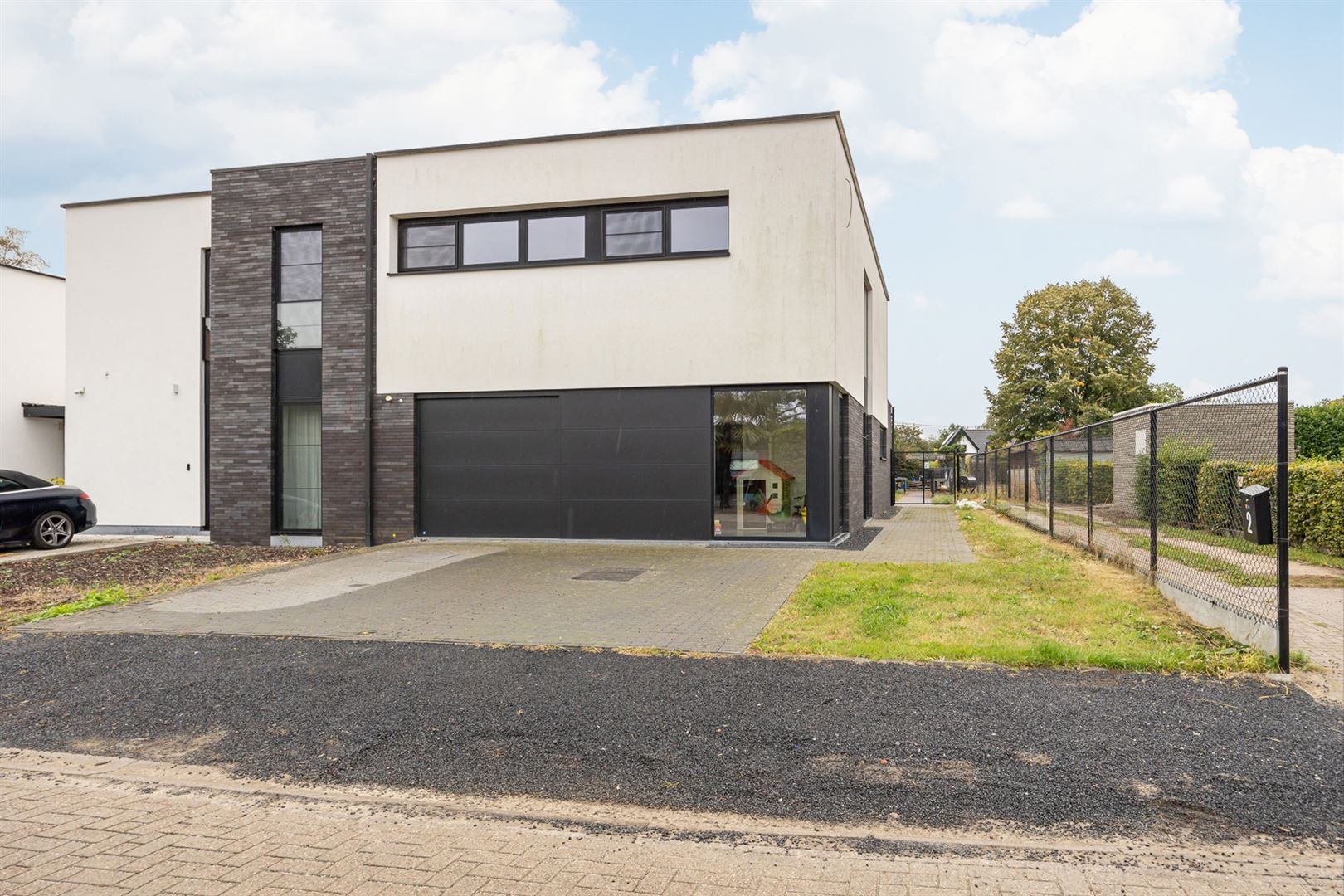 Moderne HOB met 3 slpk in een doodlopende straat foto {{pictureIndex}}