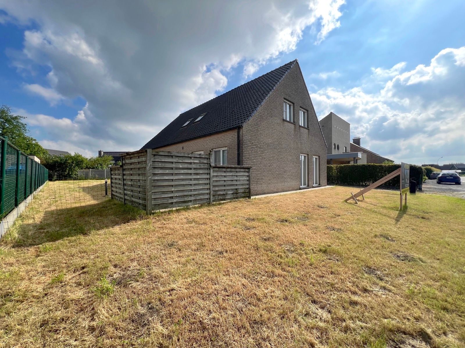 Centraal en rustig gelegen villa met 4 slpks, bureau en tuin foto 30