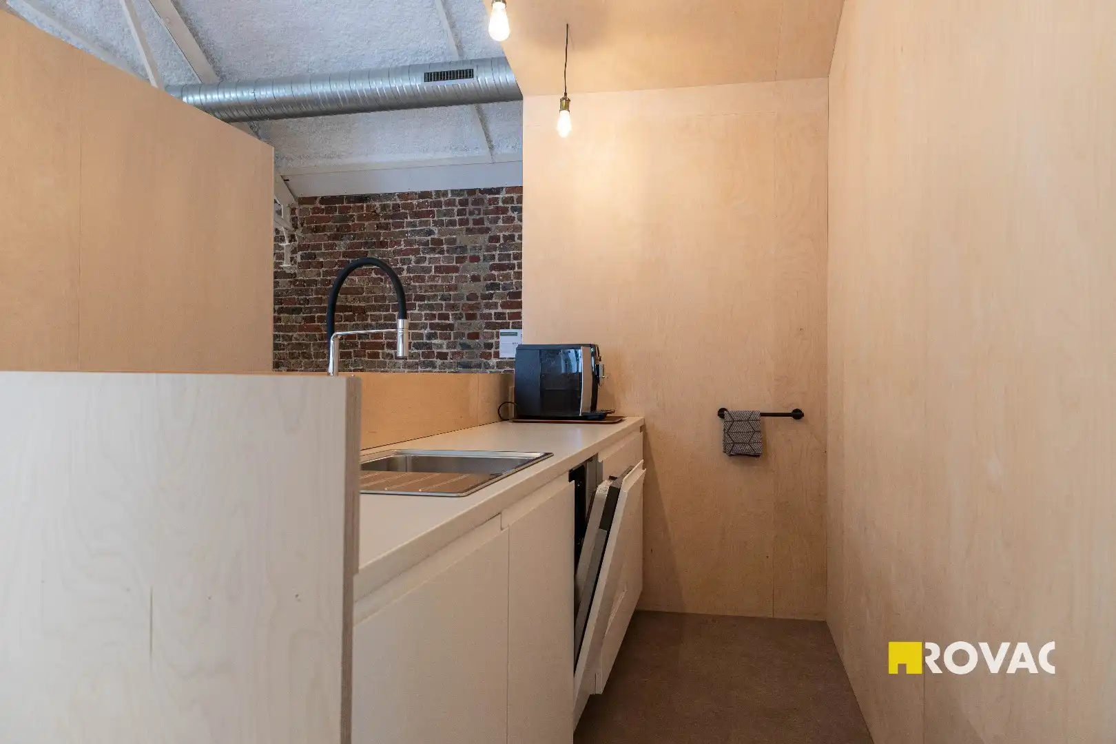 Stijlvolle en instapklare kantoorruimte met binnentuin in centrum Izegem! foto 9