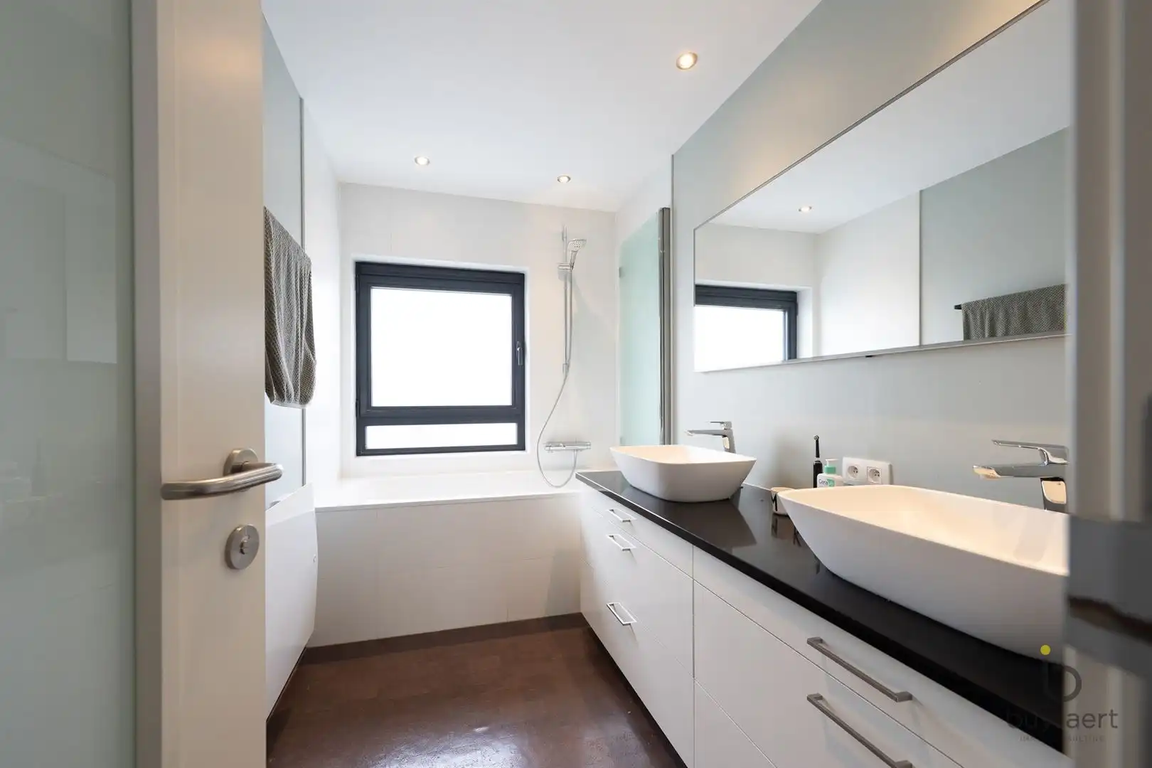 INSTAPKLARE CENTRAAL GELEGEN RIJWONING MET DRIE SLAAPKAMERS EN GEZELLIG TUINTJE! foto 18