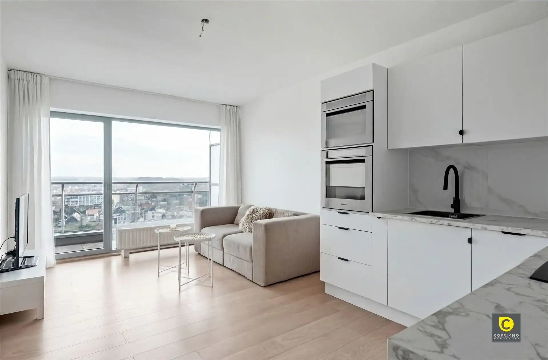 Kwalitatief gerenoveerd appartement met terras foto {{pictureIndex}}