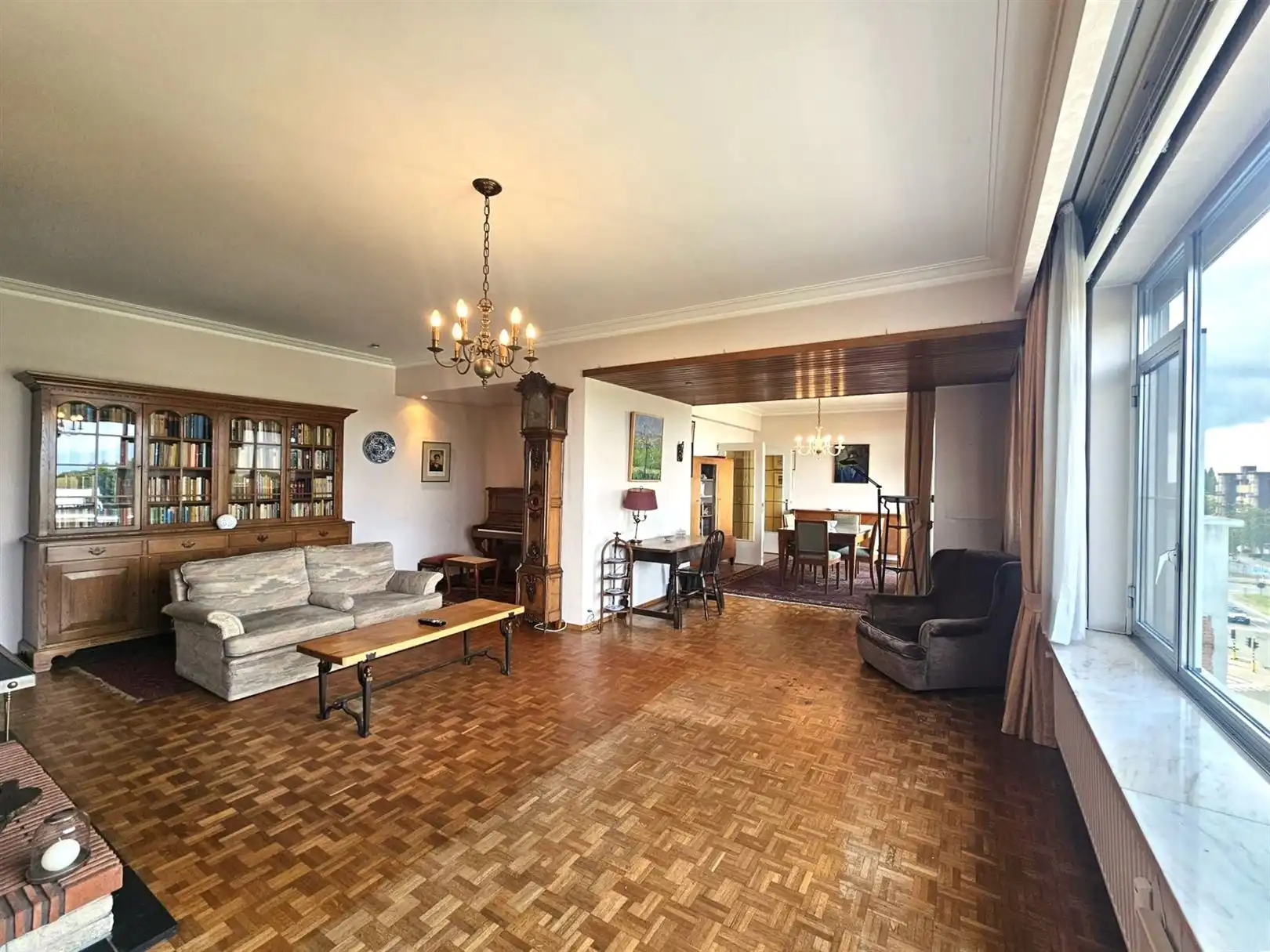 Ruim appartement met 4 slpks, terras en garagebox. foto 2