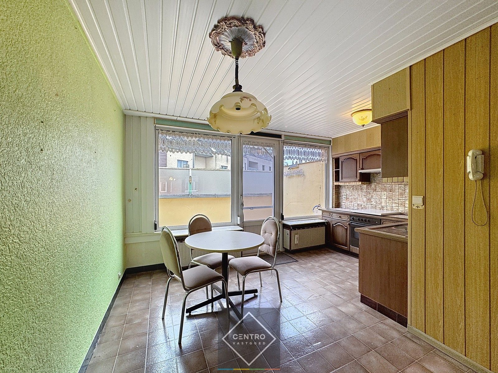 Op te frissen woning met ruime garage/opslagplaats en 3 slpks te Sint-Andries! foto 5