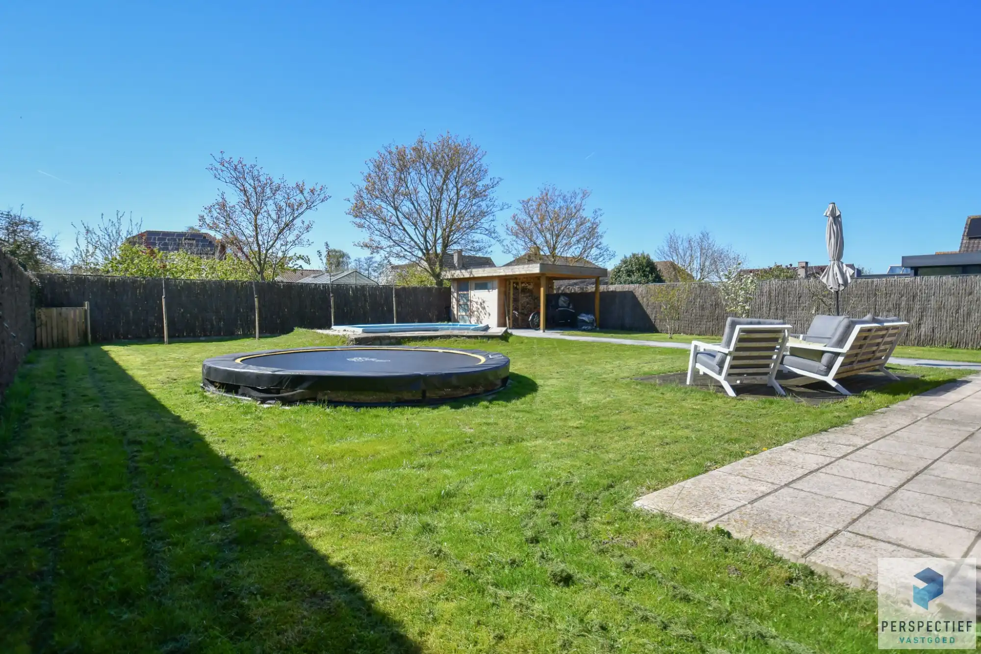 Centraal gelegen ruime woning met 3 slaapkamers - garage en grote tuin op 615 m² foto 5