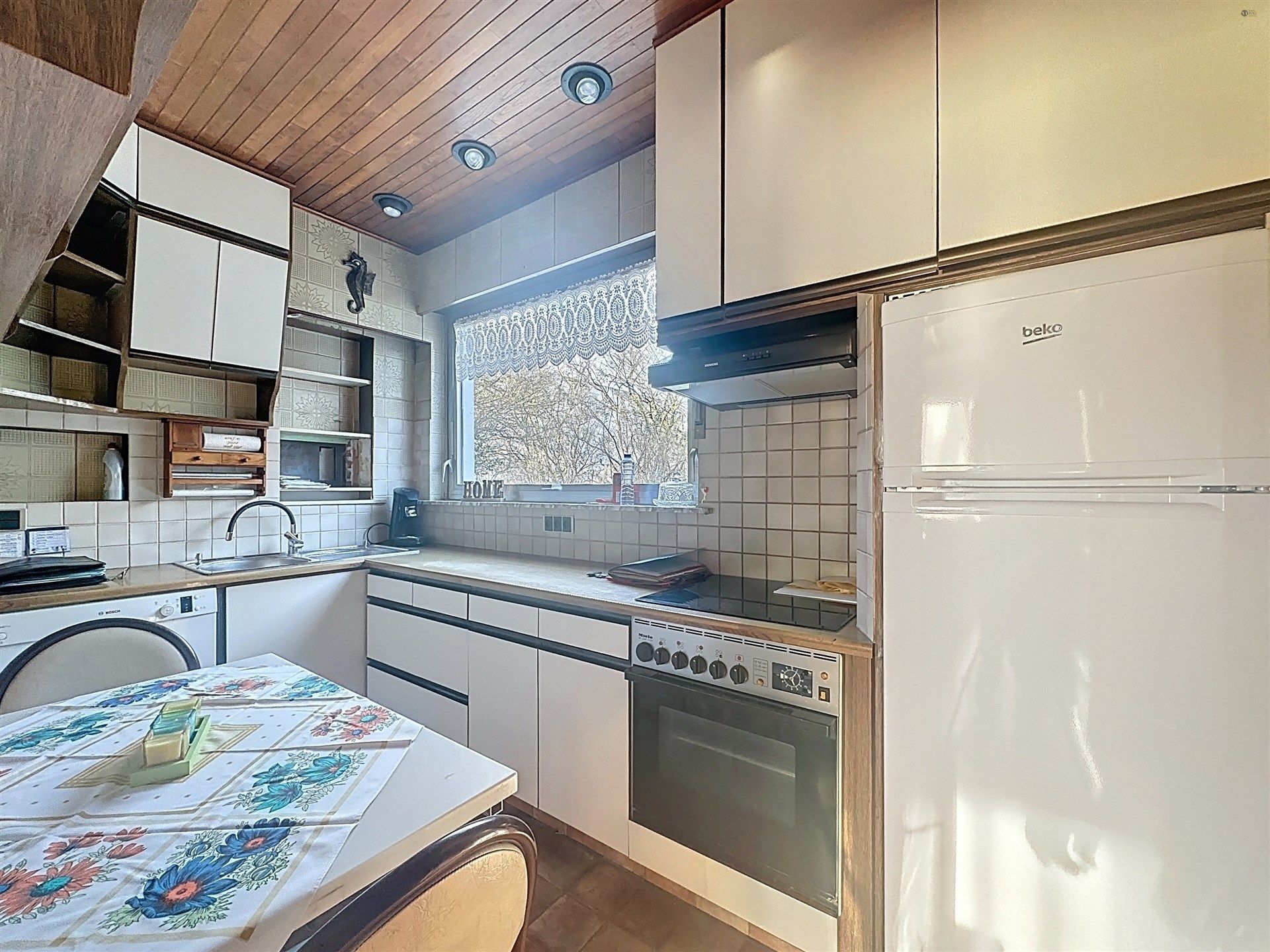 Halfopen bebouwing met 3 slaapkamers, ruime garage en leuke tuin op toplocatie! foto 7