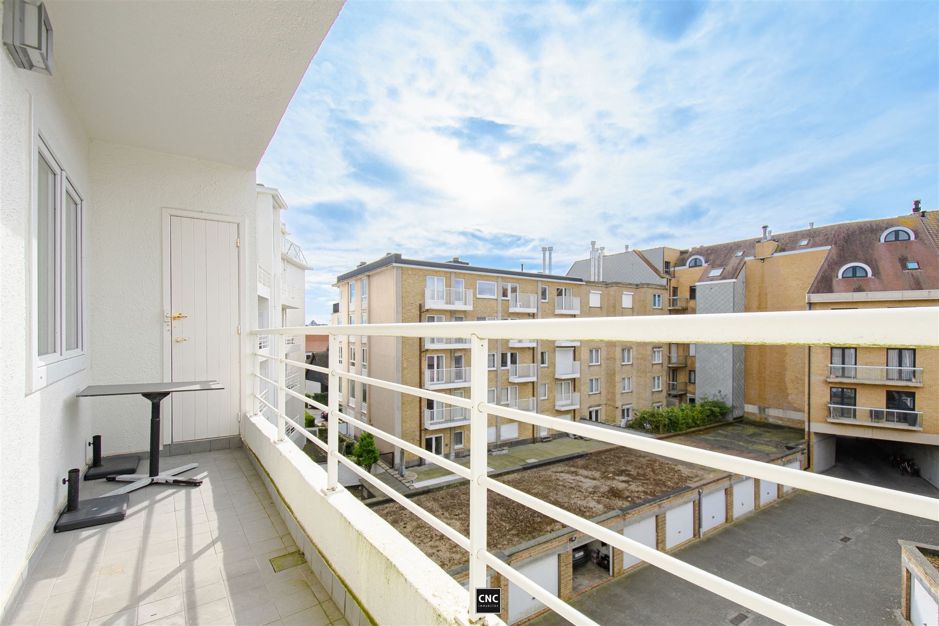 Ruim en lichtrijk appartement met zonnig terras op toplocatie in Knokke. Rustig gelegen in een karaktervolle residentie met prachtig open zicht op groen en de typische Zoute-villaatjes. foto 22