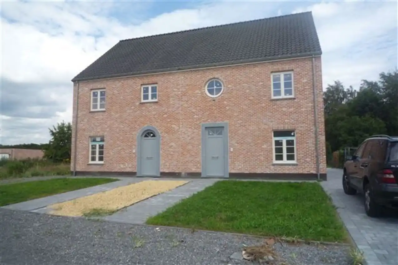 Recente woning, drie slpk, ruime zolder op rustige locatie foto {{pictureIndex}}