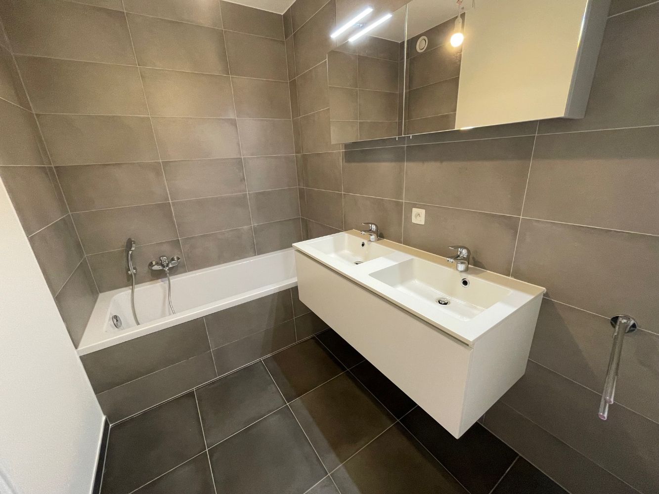 Instapklaar appartement met twee slaapkamers en terras uitkijkend op het Stationsplein. foto 8