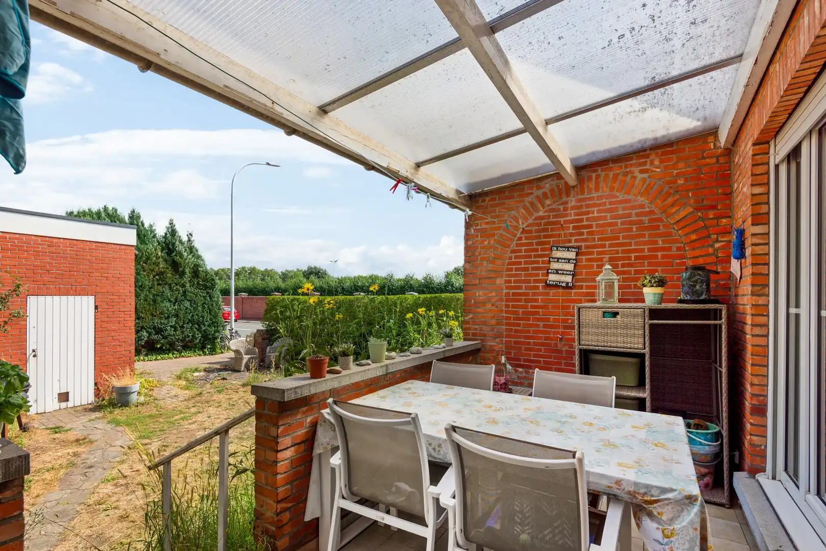 Karaktervolle en ruime woning in hartje Schoten foto 9