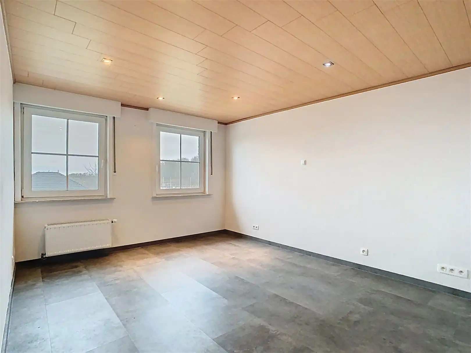 RUIME VILLA MET 4 SLPK EN MOOIE TUIN foto 11