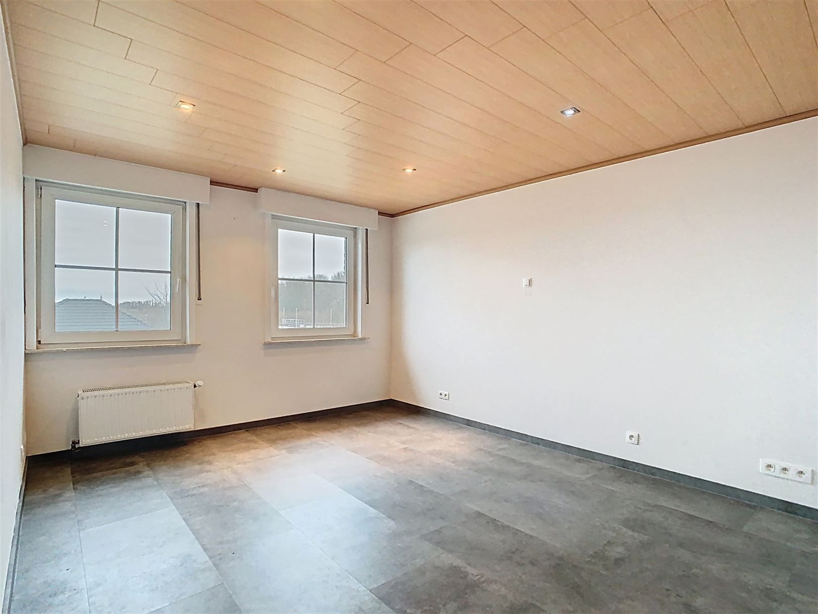 RUIME VILLA MET 4 SLPK EN MOOIE TUIN foto 11