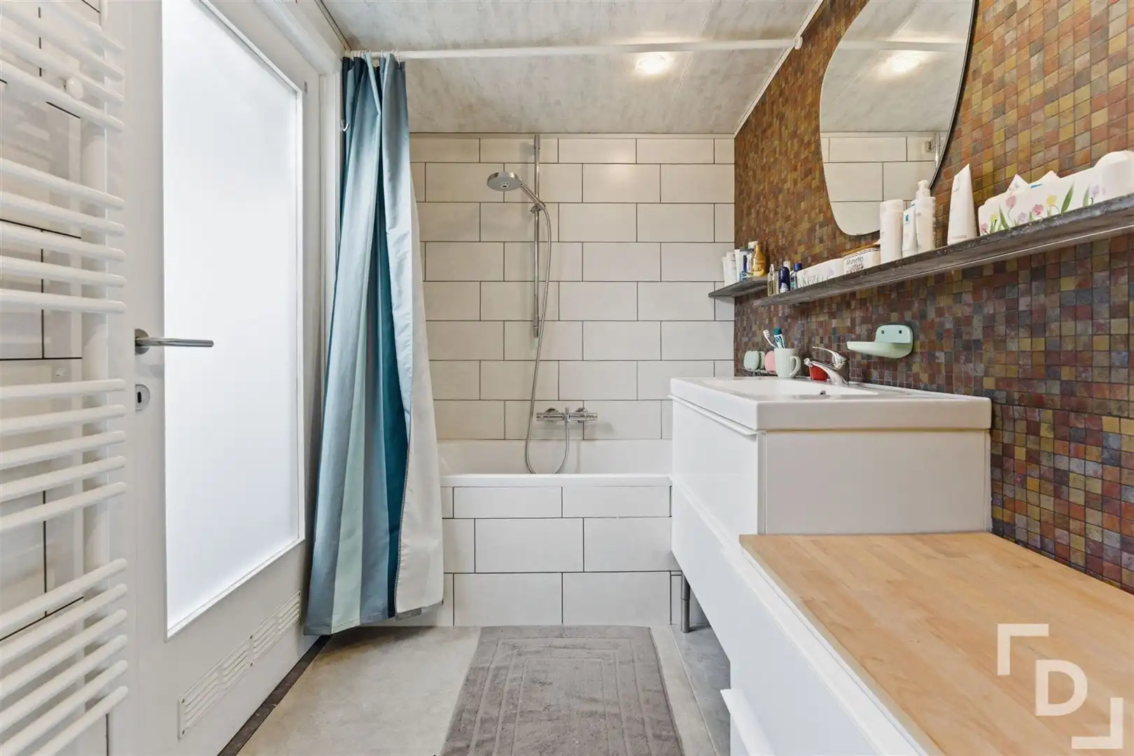 Ruime en energetische woning met uitweg en lostaande garage te koop in centrum Ieper. foto 11