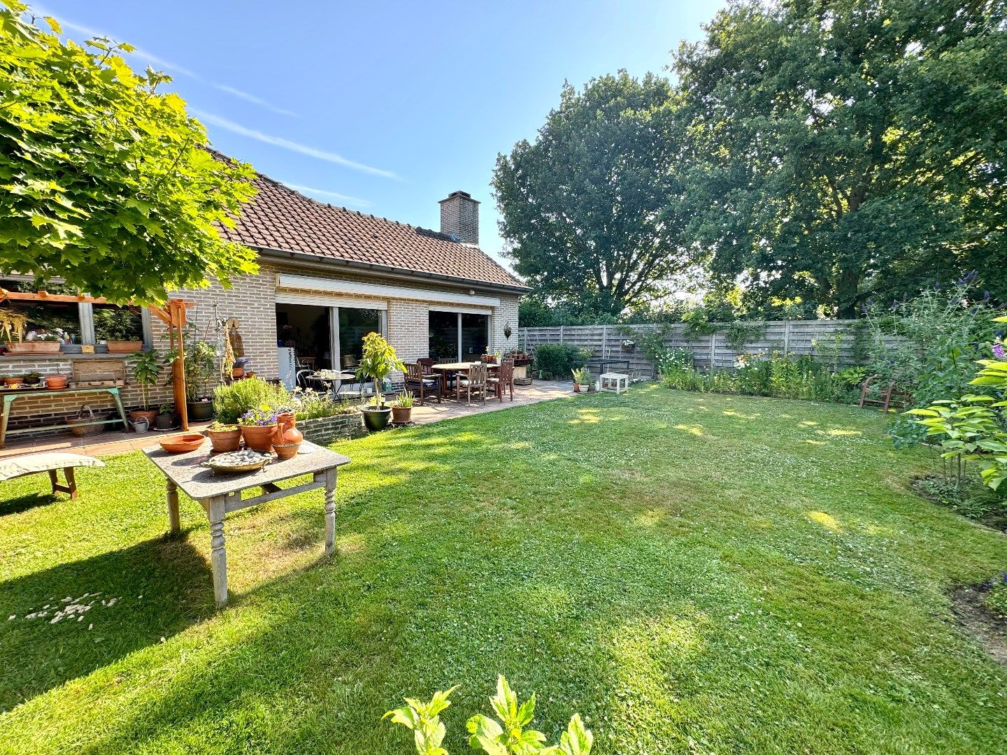 ALLEENSTAANDE WONING MET 4 SLPKS, GARAGE, CARPORT EN TUIN foto 3