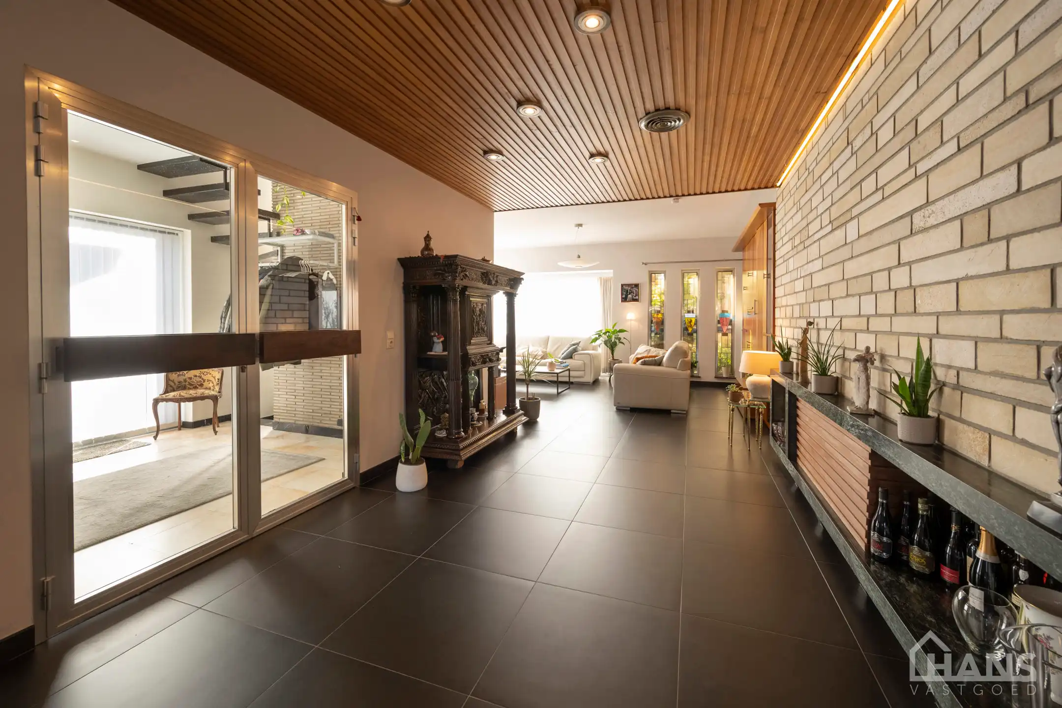 Karaktervolle halfopen bebouwing met uitzonderlijke bijgebouwen. foto 11