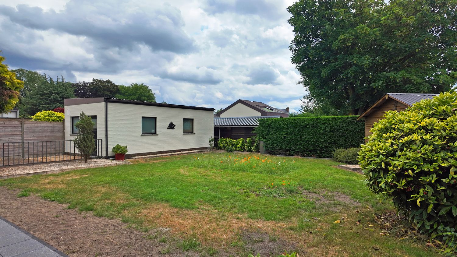 Ruime alleenstaande woning in een rustige buurt met grote tuin! foto 22