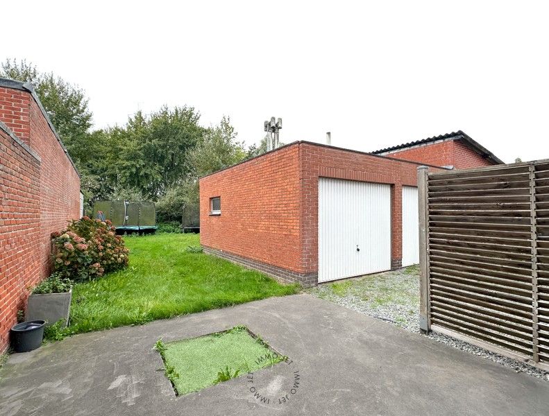 Appartementsgebouw met twee wooneenheden, garages en tuin foto 13