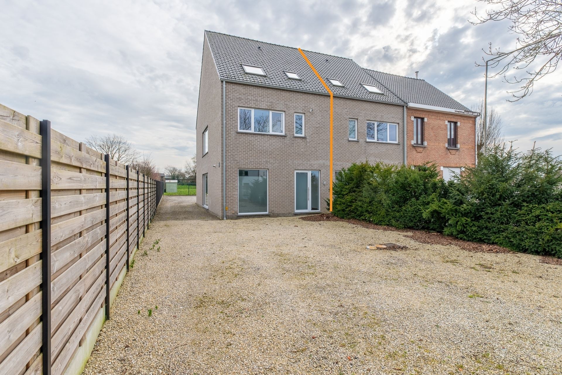 Ruime HOB met polyvalente ruimte te Oudenaarde foto {{pictureIndex}}