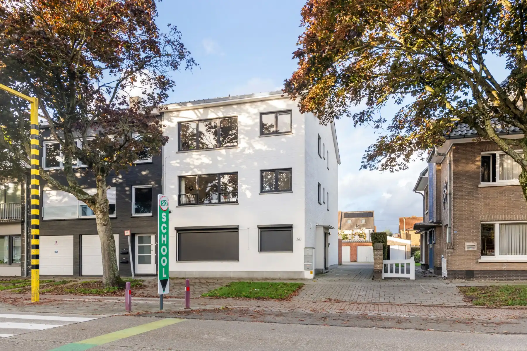 Lichtrijk 2-slaapkamerappartement met terras en garage foto {{pictureIndex}}