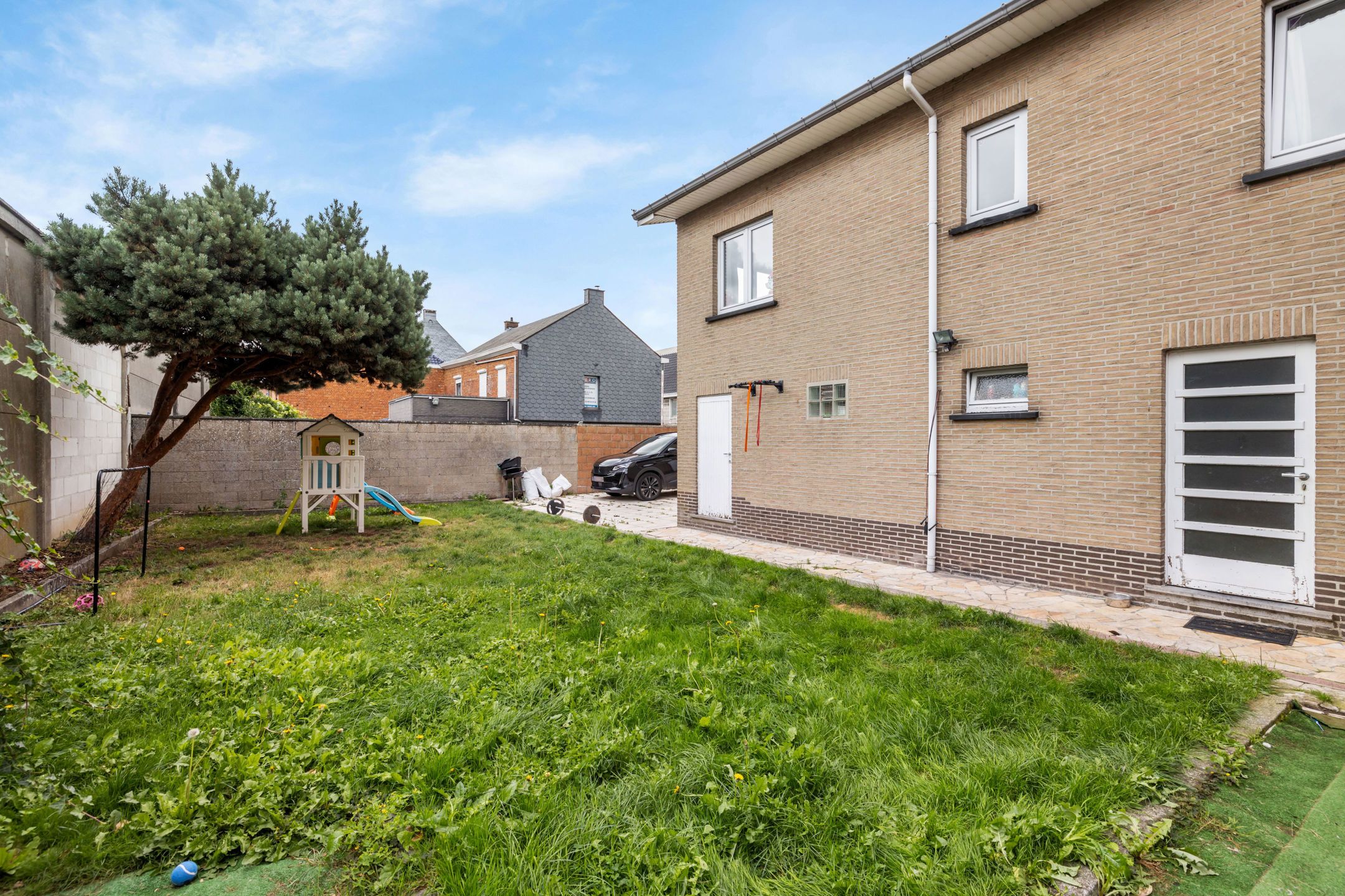 Bel-etage met 3 garages en tuin in het centrum van Bever foto 2