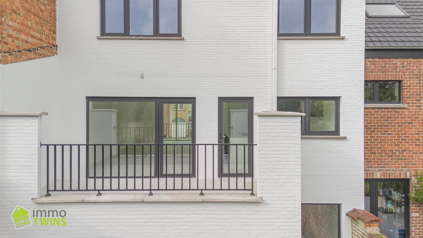 Ruime, stijlvol gerenoveerde woning met garage en oprit foto 8