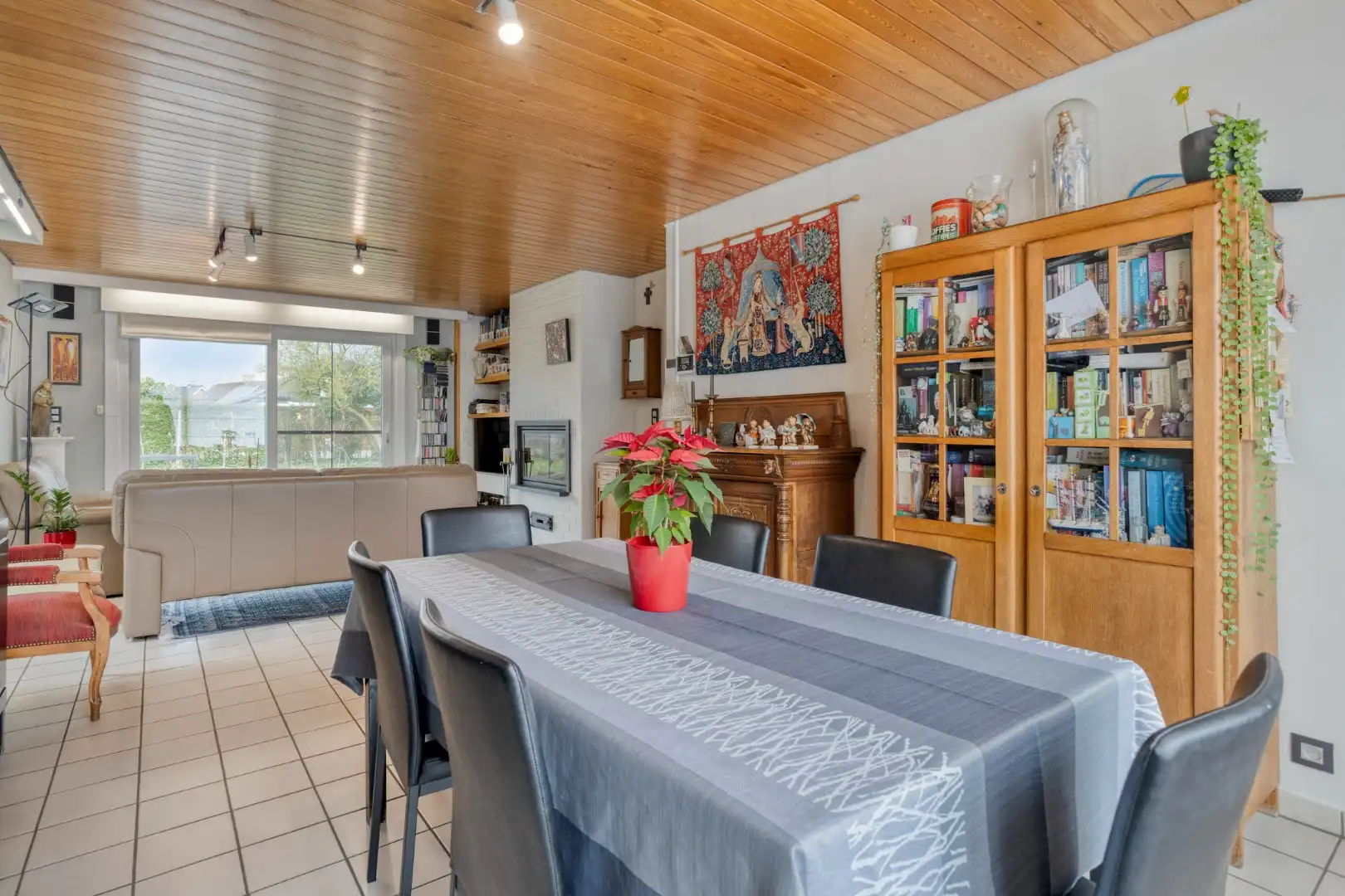 Open bebouwing met mooie tuin en 2 garages op topligging! foto 8