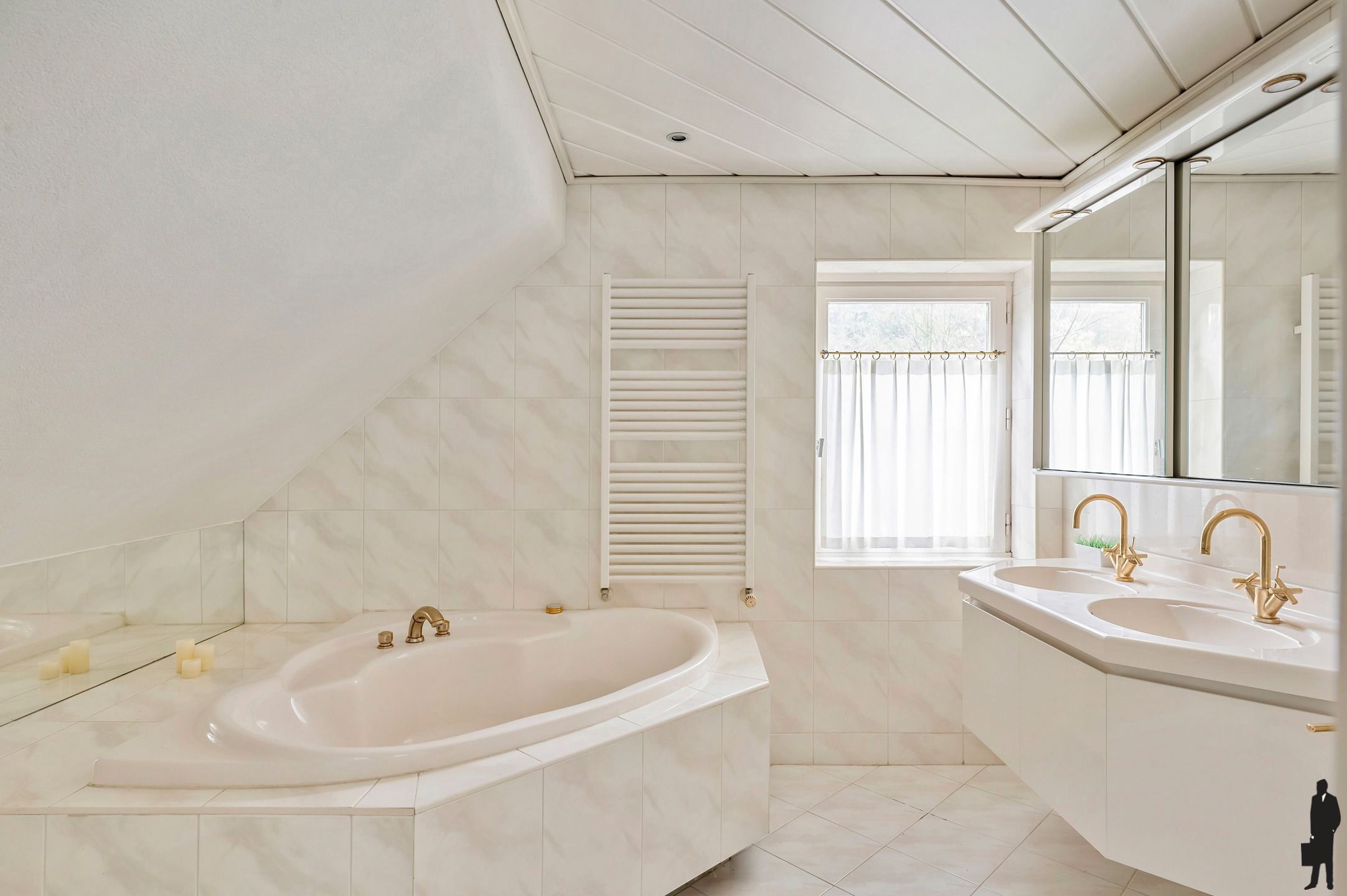 Residentieel gelegen te renoveren villa op ca. 2415m². foto 17