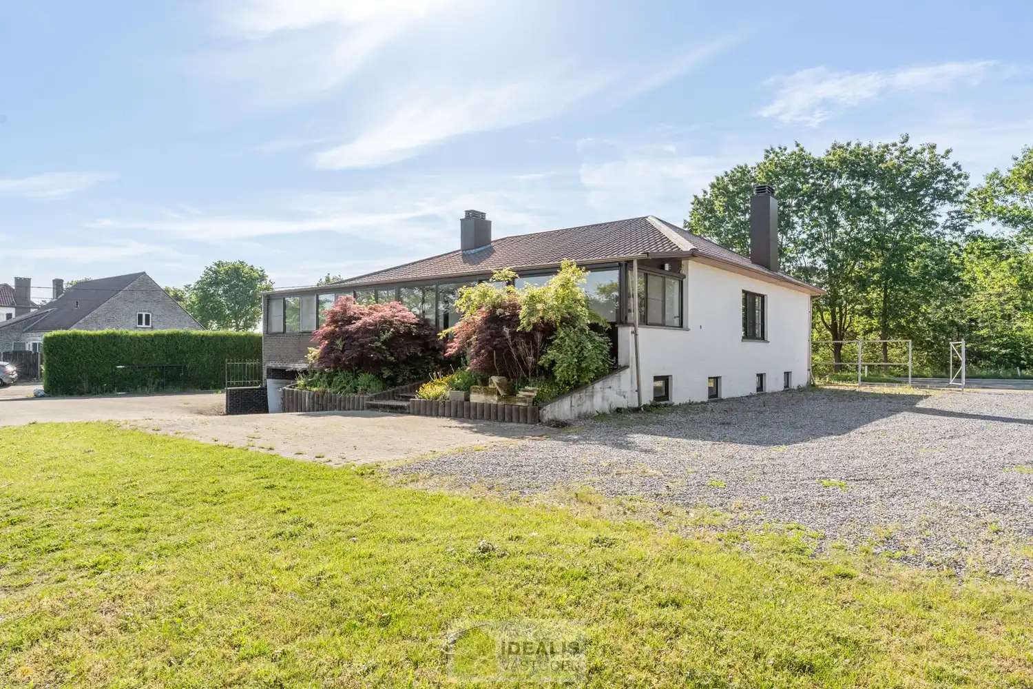KNAPPE GROTENDEELS GERENOVEERDE EENGEZINSWONING MET EEN HEERLIJK LICHTRIJKE WOONKAMER MET OPEN KEUKEN, AANSLUITEND VERANDA MET ZICHT OP DE ZEER RUIME TUIN (+-2700M²!), 3 SLAAPKAMERS, RUIMTELIJKE BADKAMER VOORZIEN VAN BAD EN INLOOPDOUCHE EN DE WONING IS VOLLEDIG ONDERKELDERD! EEN HEERLIJK RUIME BUNGALOW DIE NOG VOLLEDIG NAAR EIGEN SMAAK AFGEWERKT KAN WORDEN! Een aangename woning met een bewoonbare oppervlakte van +- 205m² op een perceel van +- 26are98ca (2698m²) op een rustige locatie! Tevens is de woning centraal gelegen t.o.v. het centrum van Peer, Meeuwen (Oudsbergen) en Houthalen-Helchteren en kan men vlot gebruik maken van de Noord-Zuidverbinding (A24). foto 27