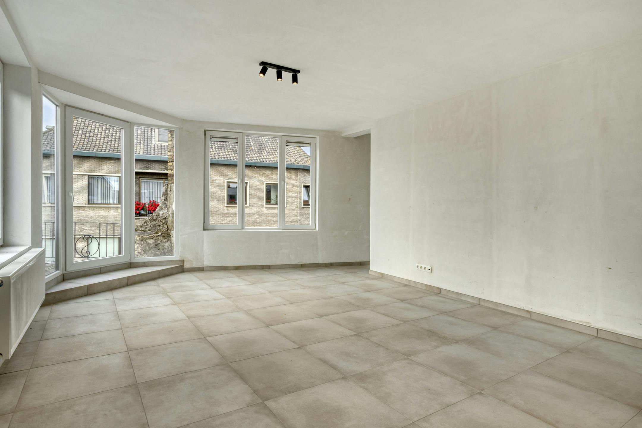 Pand met 2 gerenoveerde appartementen en winkel te Veurne. foto 12