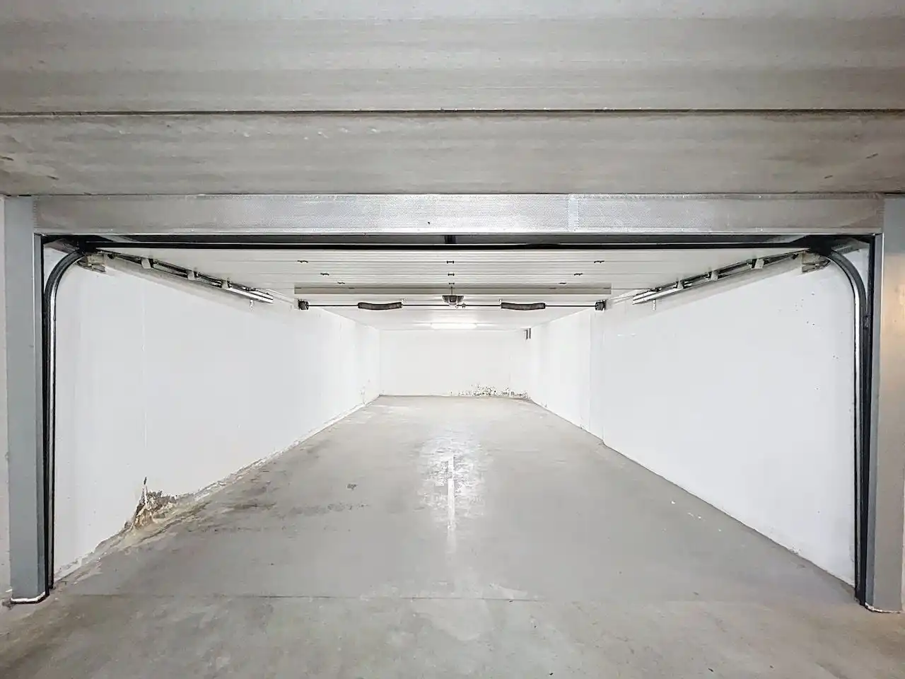 Buitengewoon ruime twee dubbele garagebox geschikt voor vier wagens foto 11