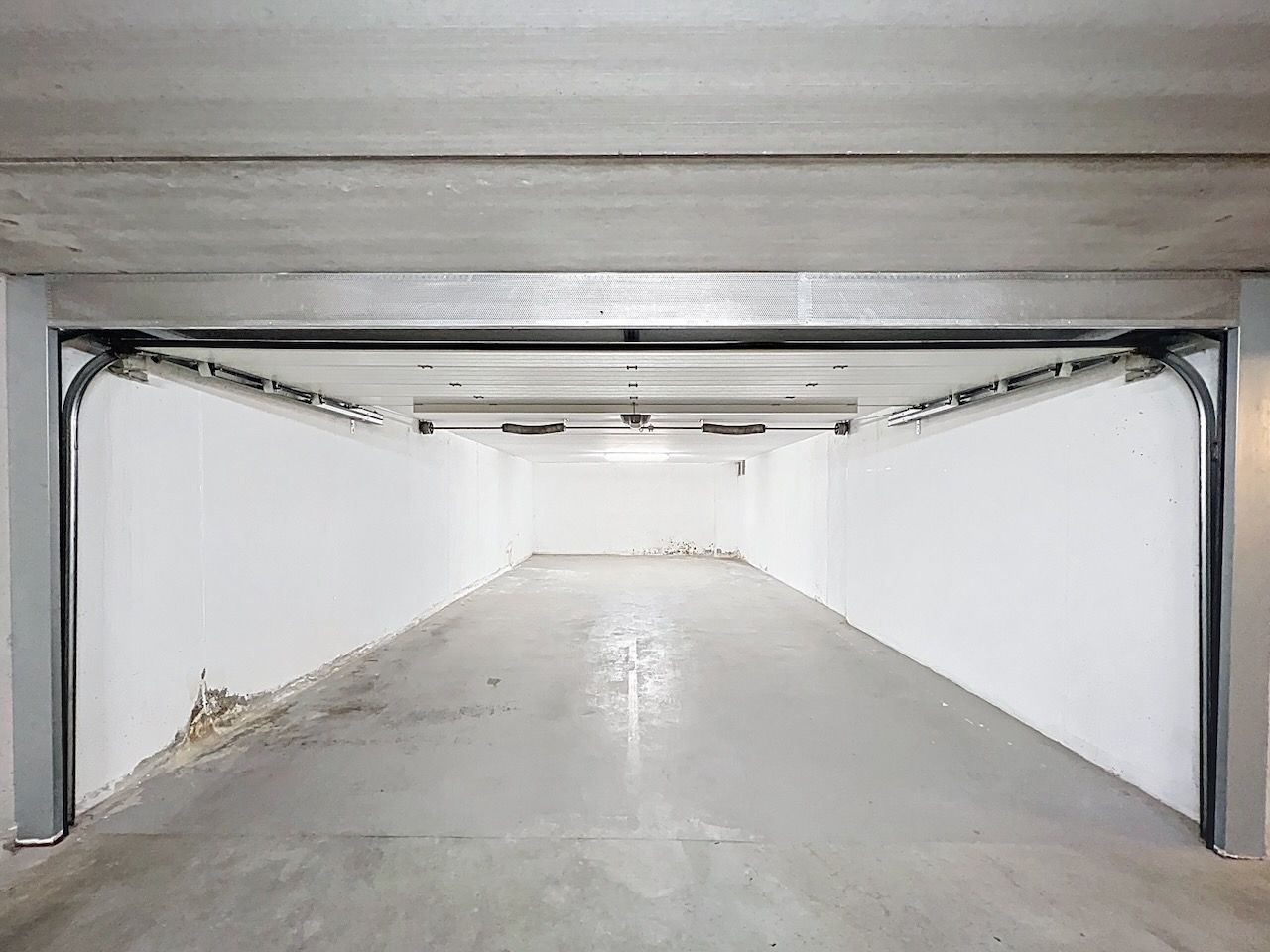 Buitengewoon ruime twee dubbele garagebox geschikt voor vier wagens foto 11