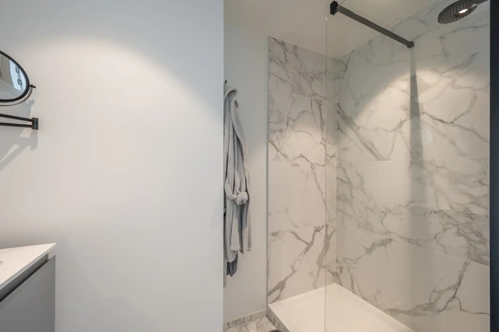 Prachtig gerenoveerde studio, centraal gelegen/ fantastisch zonneterras foto 9