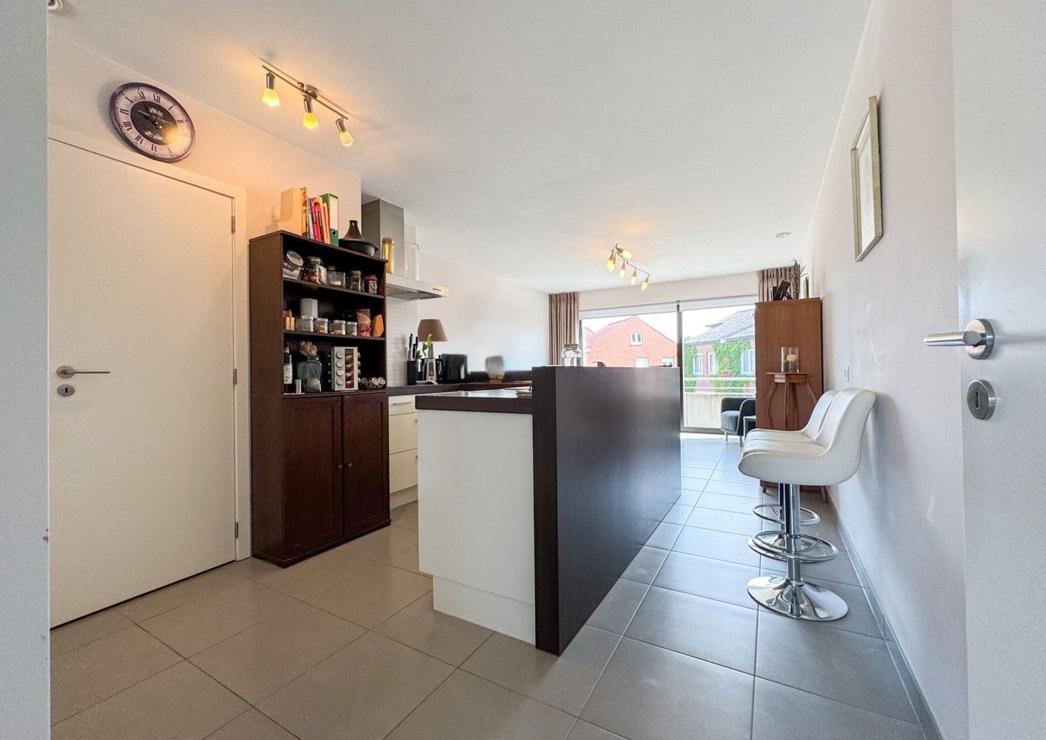Energiezuinig en instapklaar 2slp appartement met zonnig terras nabij E40! foto 3
