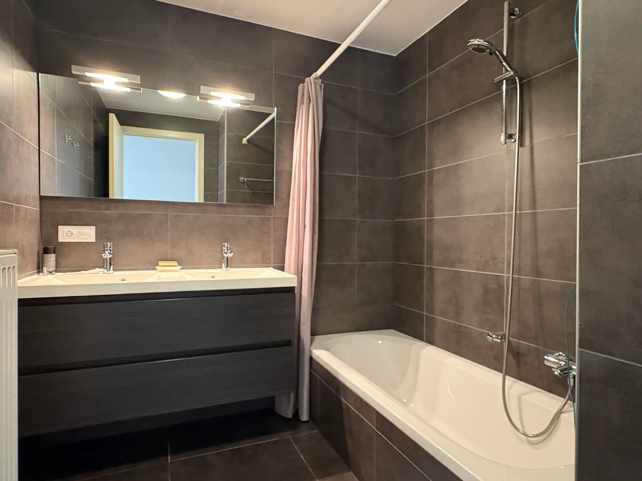 Centraal gelegen ruim appartement foto 5