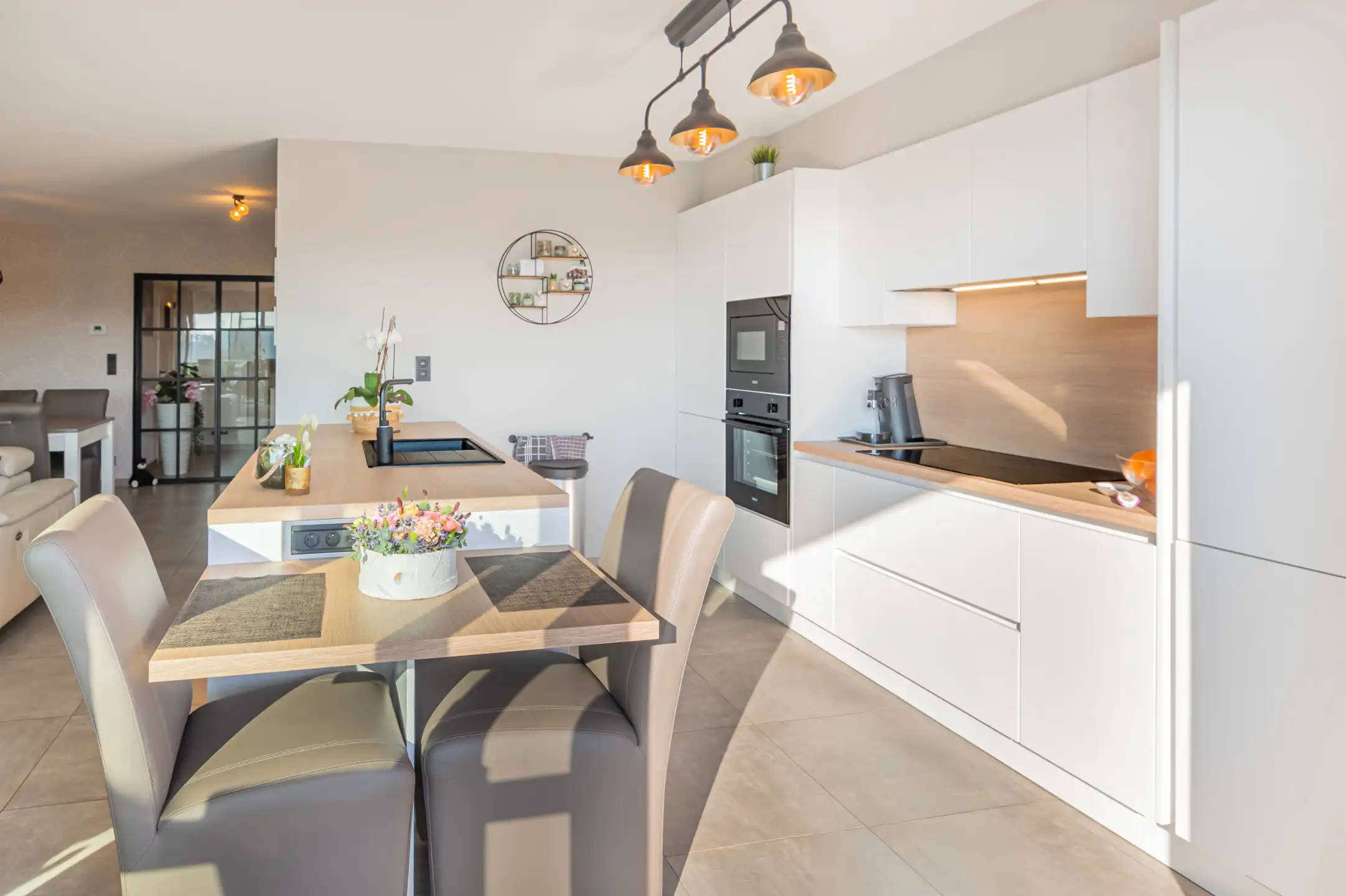 Lichtrijk appartement met terras en zicht op het water foto 4