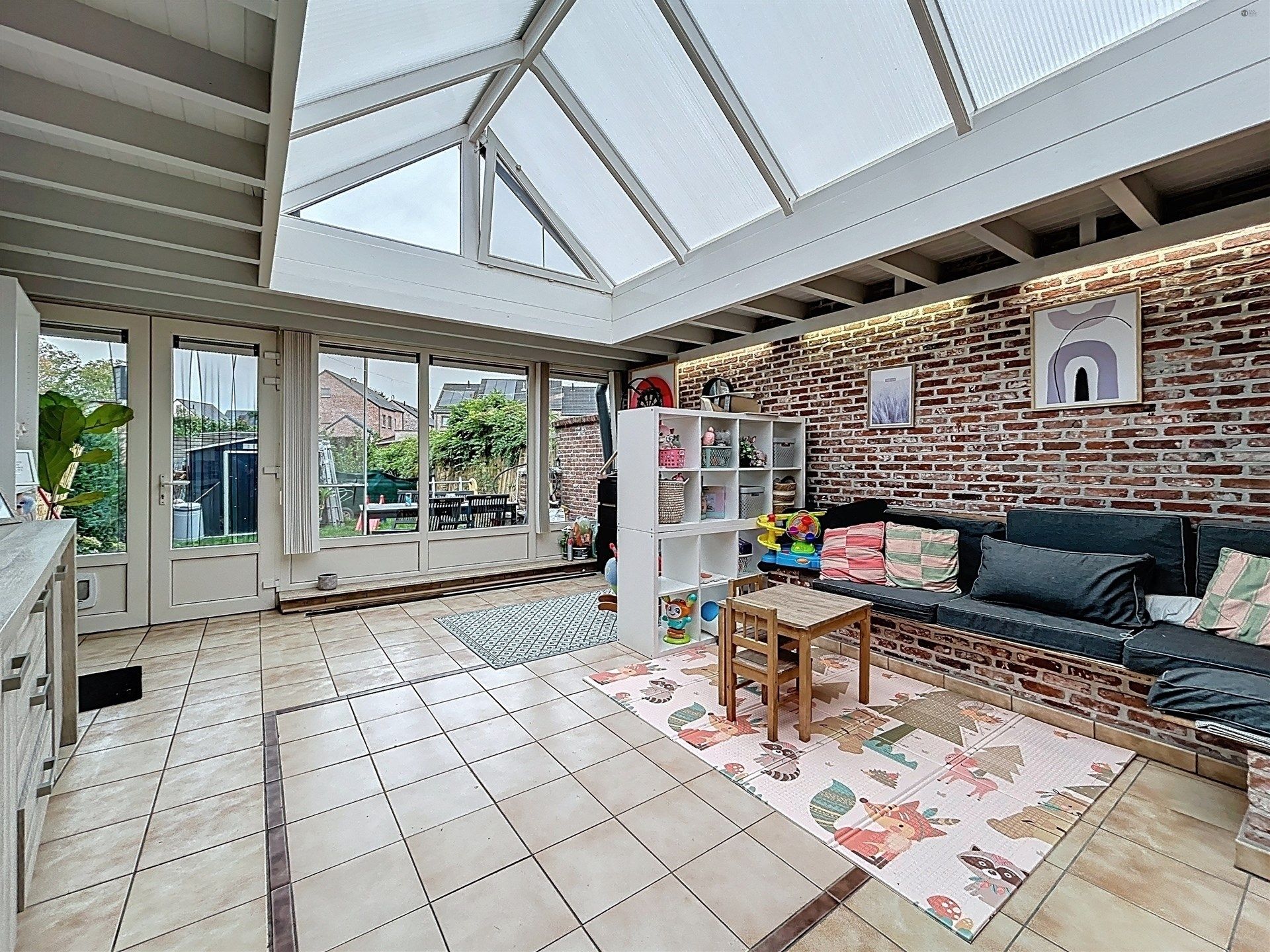 instapklare woning met 2 slaapkamers en ruime veranda op perceel van 158m² foto 2