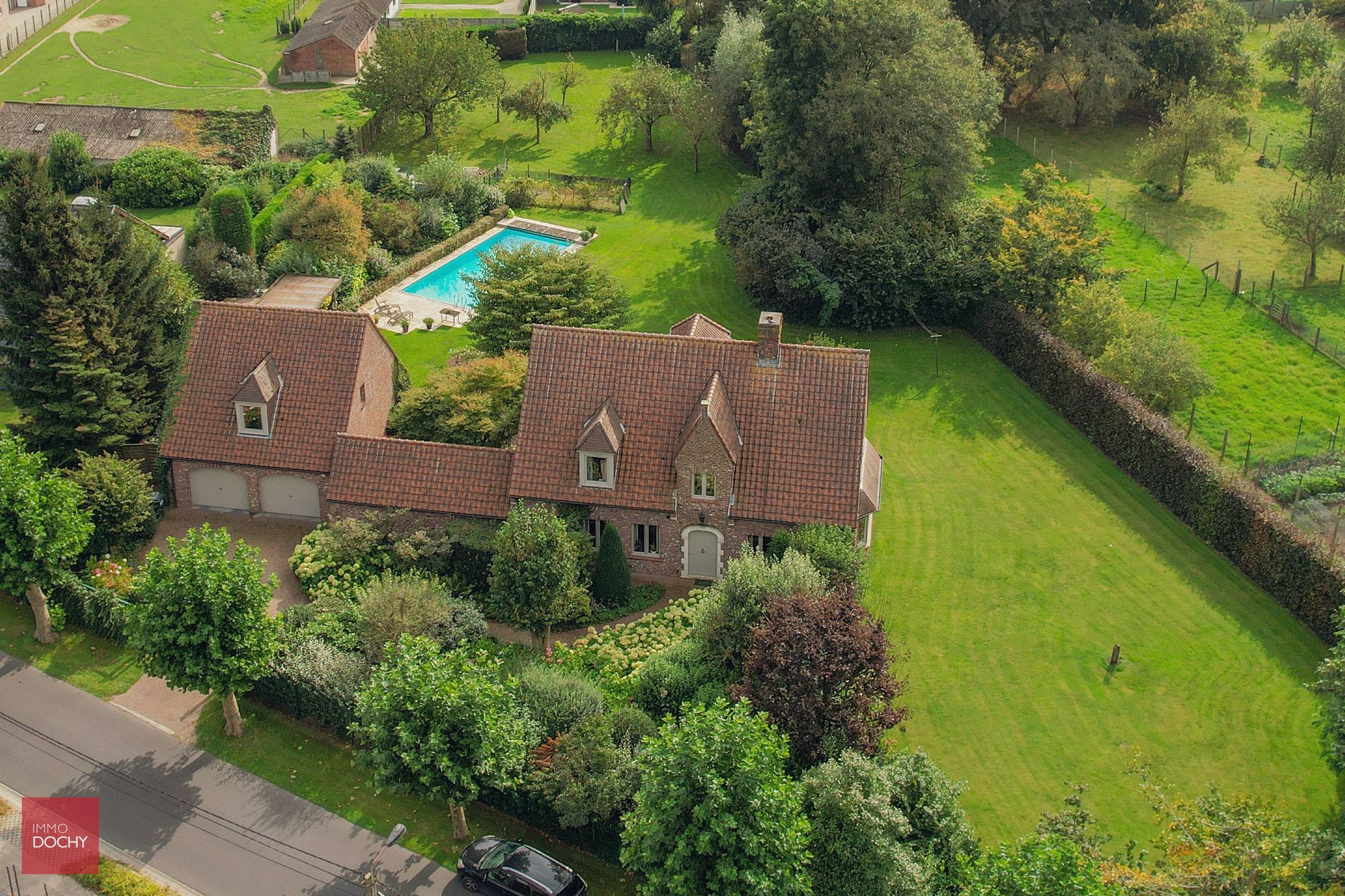 Goed gelegen villa op prachtig stuk (bouw)grond foto 3