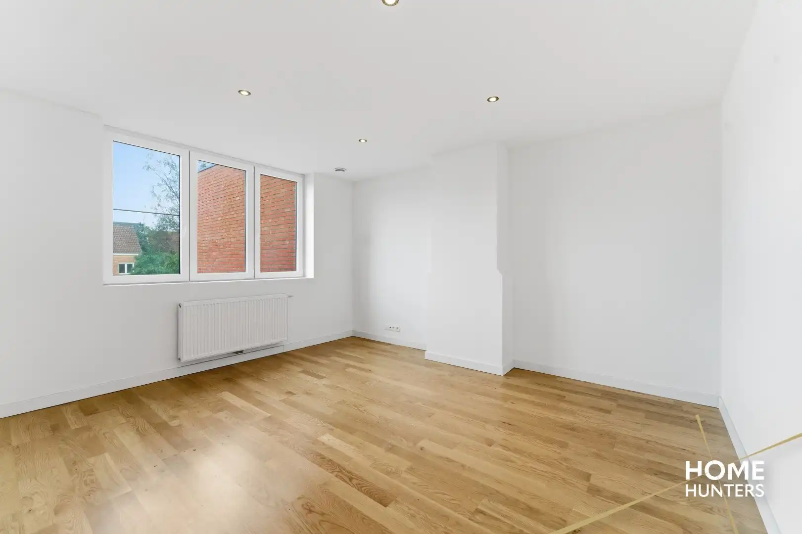 Instapklare gezinswoning met 4 slaapkamers, garage en uitweg te Sint-Kruis! foto 11