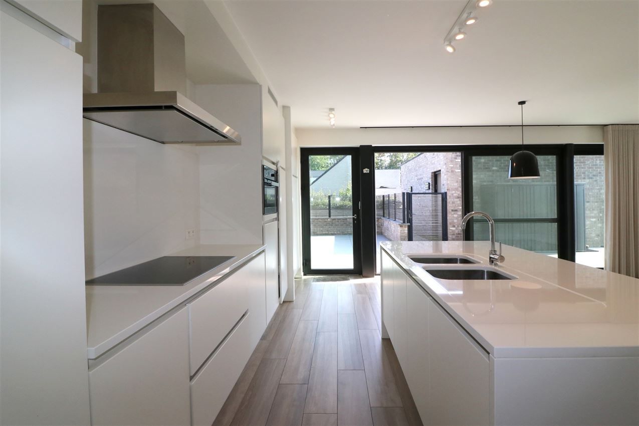 Zonnig appartement met ruim terras, twee slaapkamers in centrum foto 7