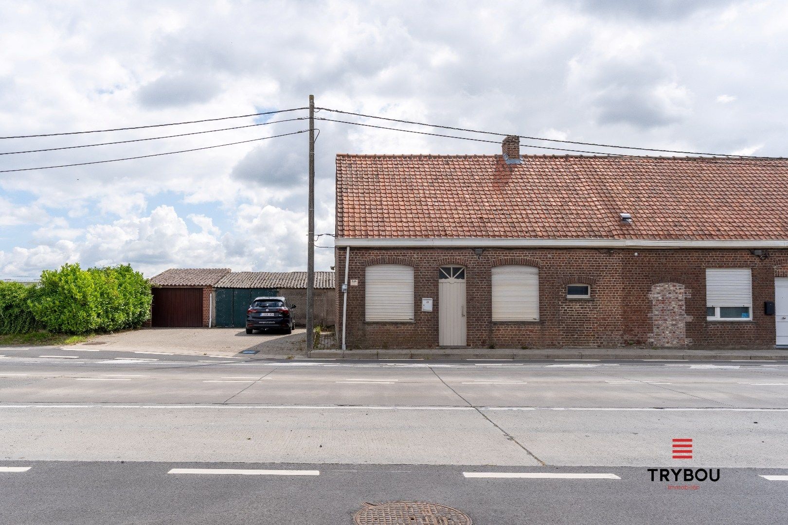 Te renoveren woning met garage en uitweg op strategische locatie in Langemark foto 2